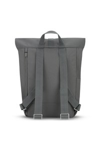 Sac à dos gris avec une fermeture roulée, des bretelles ajustables et une poche zippée sur le côté. Fabriqué en tissu durable avec une texture lisse.