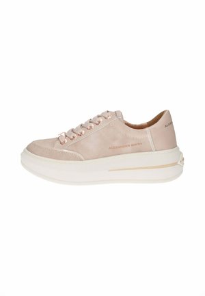 Sneaker in suede rosa chiaro con texture liscia, suola in gomma bianca, occhielli metallici e nome del marchio stampato sul tallone.