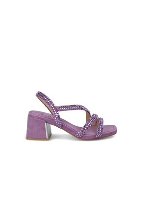 Sandali con tacco in suede viola, con cinturini incrociati adornati di strass, punta quadrata e un tacco chunky con un accento argentato.