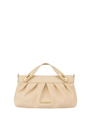 Bolso de mano de cuero suave beige con herrajes dorados, asas cortas, diseño plisado y logo "LOVE MOSCHINO" en el centro frontal.