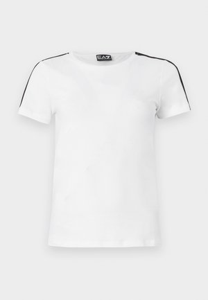 Weißes kurzärmeliges T-Shirt mit Rundhalsausschnitt, schwarzen Streifen auf den Schultern und EA7 Emporio Armani Logo auf der Brust und am inneren Kragen.