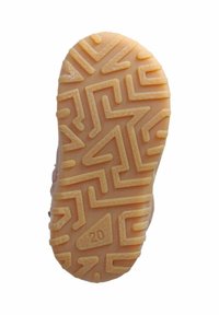 Suela de un zapato beige para niño pequeño que muestra un patrón de relieve geométrico y el número 20 grabado cerca del talón.