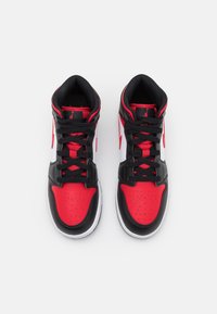 Jordan AIR 1 MID UNISEX - Basketbola apavi - black/fire red/white