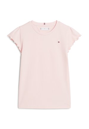 Lys rosa T-skjorte med korte ermer og volanger, samt en liten brodert logo på brystet. Laget av myk, pustende bomullsstoff.