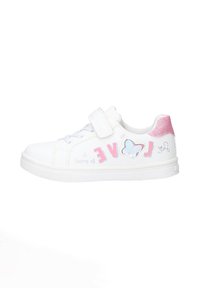 Zapatillas blancas con un acabado suave, acentos de purpurina rosa, banda de velcro y gráfico de mariposa. Presenta la palabra 'LOVE' impresa en rosa.