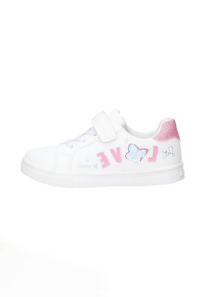 Zapatillas blancas con un acabado suave, acentos de purpurina rosa, banda de velcro y gráfico de mariposa. Presenta la palabra 'LOVE' impresa en rosa.