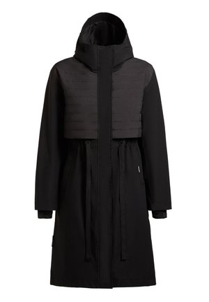 Długa czarna zimowa kurtka z kapturem, pikowaną panelem na klatce piersiowej, sznurkiem w talii oraz długimi rękawami z wewnętrznymi mankietami.