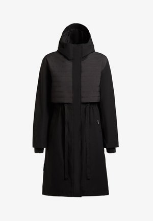 Long manteau d'hiver noir avec capuche, panneau matelassé sur la poitrine, taille à cordon de serrage et manches longues avec poignets intérieurs.