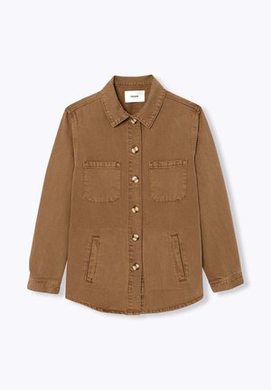 Veste-chemise marron à manches longues avec boutons, dotée de deux poches poitrine, deux poches latérales et d'un col droit sur fond blanc.