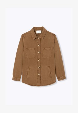 Veste-chemise marron à manches longues avec boutons, dotée de deux poches poitrine, deux poches latérales et d'un col droit sur fond blanc.