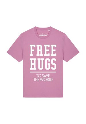 Hellviolettes T-Shirt mit kurzen Ärmeln und großem weißen Text mit der Aufschrift "FREE HUGS" und kleinerem Text darunter mit der Aufschrift "TO SAVE THE WORLD."