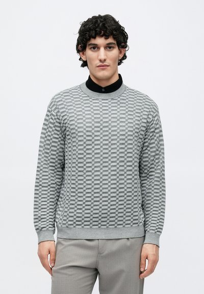 Camisola cinzenta com padrão tricotado, decote redondo e mangas compridas, apresentando uma textura geométrica subtil e punhos e bainha canelados.