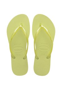 Tongs en caoutchouc jaunes avec semelle texturée, fines lanières et détail de logo moulé. Taille 37-38 imprimée sur la semelle.