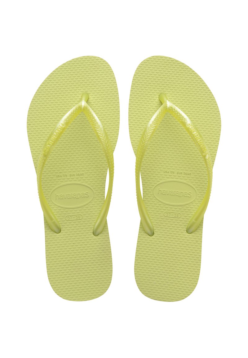 Tongs en caoutchouc jaunes avec semelle texturée, fines lanières et détail de logo moulé. Taille 37-38 imprimée sur la semelle.