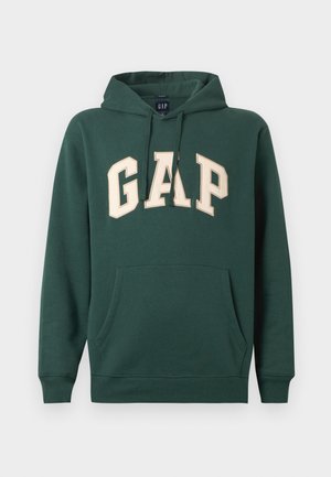 Sudadera de algodón verde con un bolsillo tipo canguro en la parte frontal, letras "GAP" en color crema, capucha con cordón ajustable y puños de canalé.