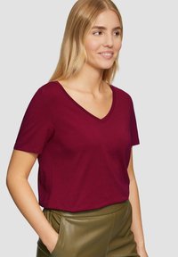 s.Oliver MIT V-AUSSCHNITT - T-shirt basic - rubinrot