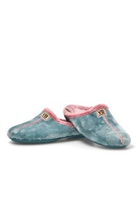 Zapatillas de casa de pelo sintético en tonos verde azulado y rosa, con un interior suave, acentos cosidos y un parche de logo en el lateral. Diseño de punta redondeada.