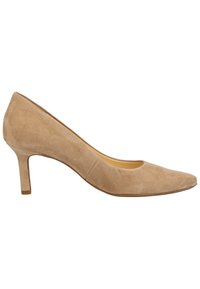 Escarpin beige en daim pour femme avec un talon bas de hauteur moyenne et un bout pointu, présenté de profil sur un fond blanc.