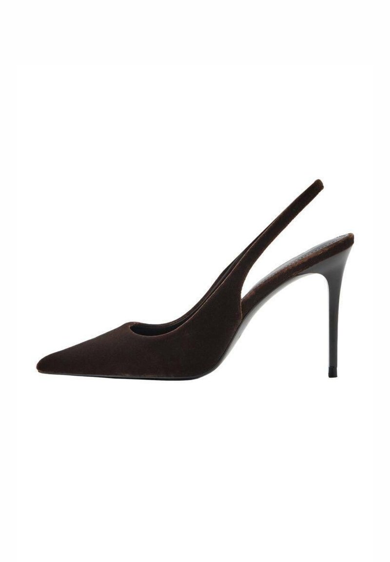 Shoe con tacco alto in suede marrone, con punta affusolata, design elegante, lati con cut-out e tacco a stiletto slanciato.
