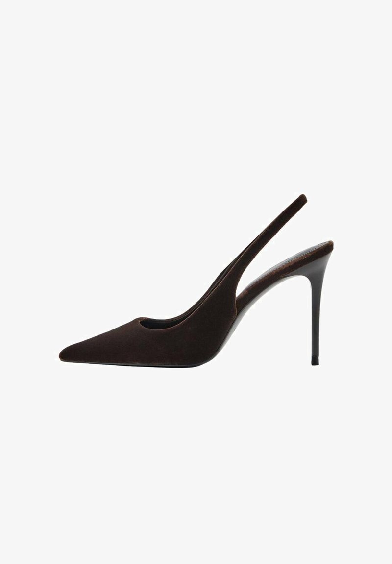 Smeđe suede štikle s otvorenom petom, oštrog vrha, elegantnog dizajna, izrezanim stranama i vitkim štiklama.