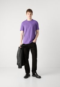 BOSS TEE - Paprasti marškinėliai - dark purple