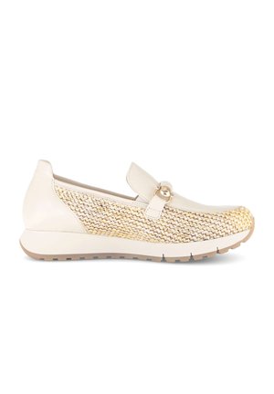 Mocassin beige avec panneaux latéraux tissés texturés, une boucle décorative dorée et une semelle en caoutchouc.