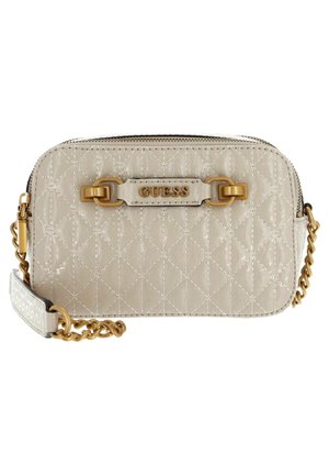 Sac bandoulière matelassé beige Guess avec bandoulière à chaîne dorée et quincaillerie dorée, présentant une fermeture éclair sur le dessus et une plaque logo à l'avant.