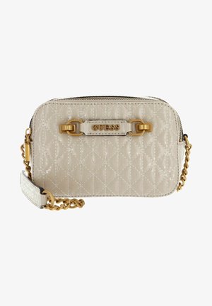 Beżowa pikowana torba Guess na ramię z złotym łańcuszkiem i złotymi elementami, z zamkiem błyskawicznym na górze i logo na przedniej stronie.