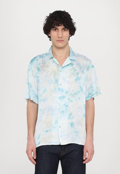 Kortærmet, knap-op skjorte i lyseblå og creme farvet tie-dye mønster. Blødt stof med en afslappet pasform og krave.