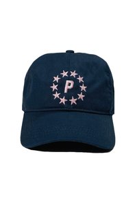 Căciulă de baseball bleumarin din bumbac, cu litera "P" brodată în roz, înconjurată de un cerc de stele pe față.