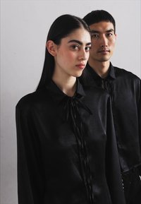 Ludovic de Saint Sernin CROP SHINY UNISEX - Cămașă - black
