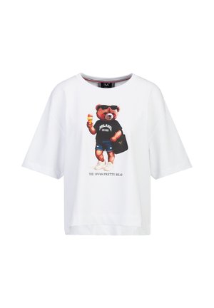 Wit oversized T-shirt met afbeelding van een beer met een zonnebril, zwarte Milano 19V69 shirt, korte broek, sneakers, met een ijsje en een tas in de hand.