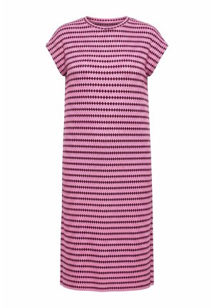 Roze mouwloze jurk tot over de knie met horizontale donkerpaarse diamantvormige strepen en een ronde halslijn.