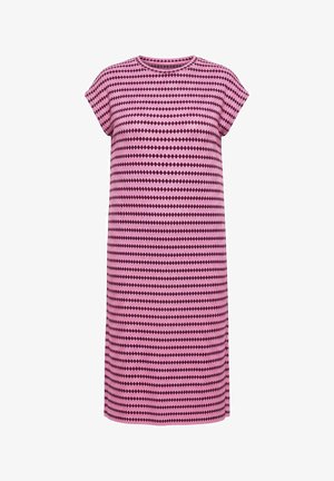 Roze mouwloze jurk tot over de knie met horizontale donkerpaarse diamantvormige strepen en een ronde halslijn.