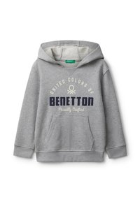 Sudadera con capucha gris claro, con bolsillo frontal y el texto "United Colors of Benetton Proudly Crafted" en azul marino y beige.