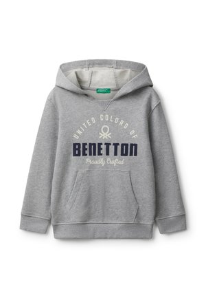 Lichtgrijze hoodie met een voorzak en de tekst "United Colors of Benetton Proudly Crafted" in marineblauw en beige.