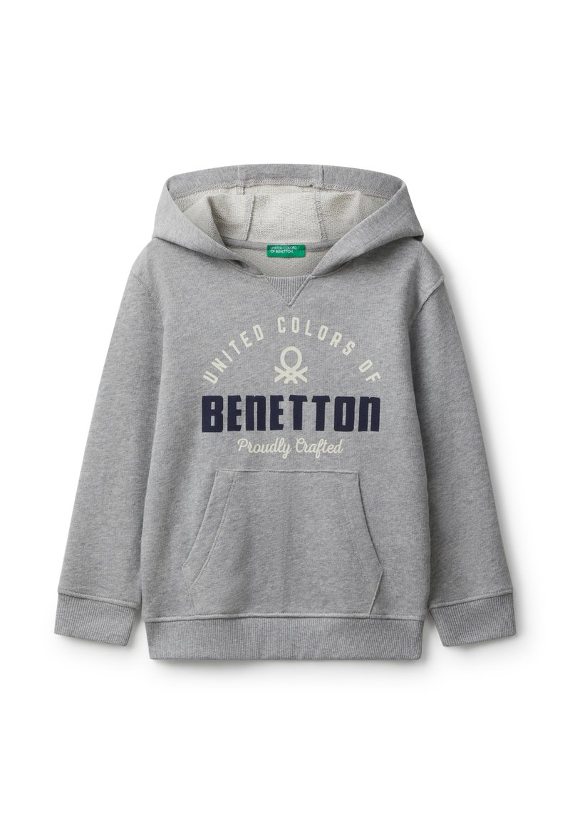 Sudadera con capucha gris claro, con bolsillo frontal y el texto "United Colors of Benetton Proudly Crafted" en azul marino y beige.