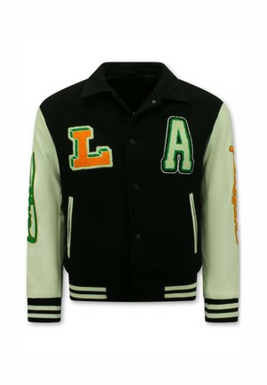 Zwart-witte varsityjack met groene en oranje patches van "L" en "A" aan de voorkant en gestreepte boorden aan manchetten en zoom.