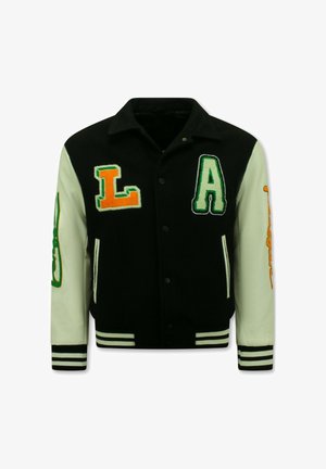 Zwart-witte varsityjack met groene en oranje patches van "L" en "A" aan de voorkant en gestreepte boorden aan manchetten en zoom.