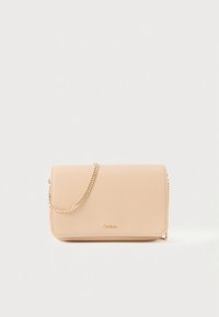 Bež kožna torba preko tijela s remenom od zlatnog lanca, pravokutnog oblika, glatke teksture i s utisnutim logotipom marke na prednjoj strani.