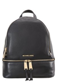 Černý kožený batoh zaobleného tvaru, se zlatými kovovými akcenty, dvojitými zipy a značením "MICHAEL KORS" na přední straně.