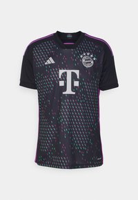 Maillot de football noir du FC Bayern Munich avec motif pixel vert et violet, logo Adidas, écusson de l'équipe et sponsor Telekom sur le devant.