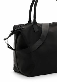 Zwarte nylon handtas met een gestructureerde afwerking, voorzien van dubbele handvatten aan de bovenkant, een afneembare schouderband en een ritssluiting.