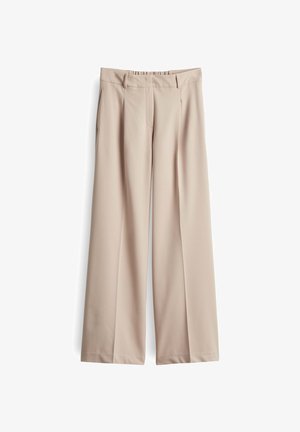 Beige wijde broek van een gladde, lichte stof, met een hoge taille en plooien aan de voorkant voor extra ontwerpdetaillering.