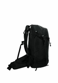 Zwarte wandelrugzak met gevoerde schouderbanden, heupband, meerdere gespen en zijcompressiebanden, weergegeven vanaf de linkerkant.