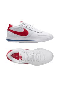 Weiße Nike-Sneaker mit roten Akzenten, ausgestattet mit einem glatten Lederobermaterial, Schnürverschluss und einer strukturierten Gummisohle mit blauem Streifen.