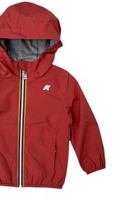Giacca impermeabile rossa con cappuccio, polsini elasticizzati, zip frontale, fodera grigia e un piccolo logo bianco sul petto.
