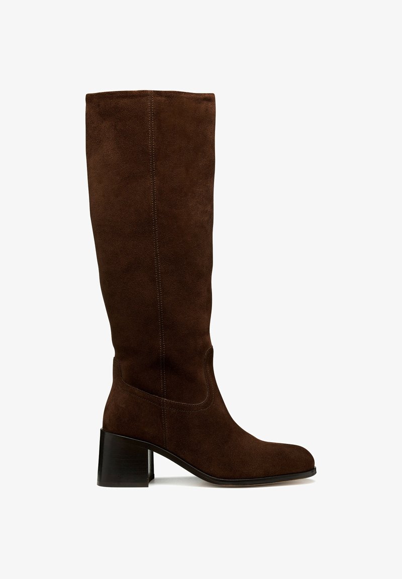 Bota de ante marrón hasta la rodilla con punta cuadrada, tacón grueso y detalles de costura discretos; textura elegante y diseño aerodinámico.