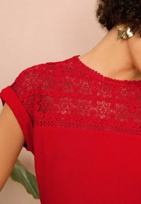 Love & Roses CROCHET YOKE - REGULAR FIT - Palaidinė - red