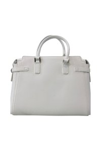 Borsa bianca realizzata in pelle testurizzata con due manici superiori, hardware in tonalità argento e forma rettangolare. Presenta fasce decorative sui lati.